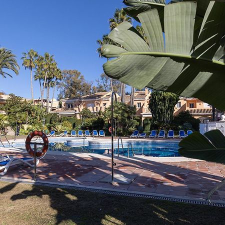 Large Ground Floor Apartment With Private Garden And Beach Access Estepona Exterior foto
