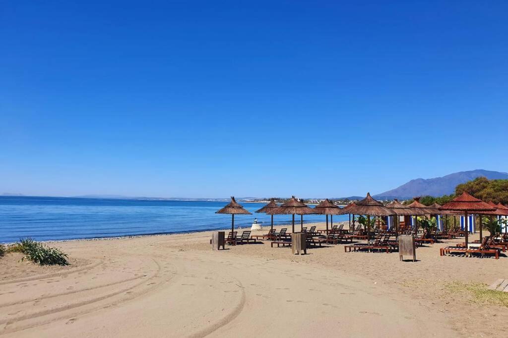 Large Ground Floor Apartment With Private Garden And Beach Access Estepona Exterior foto