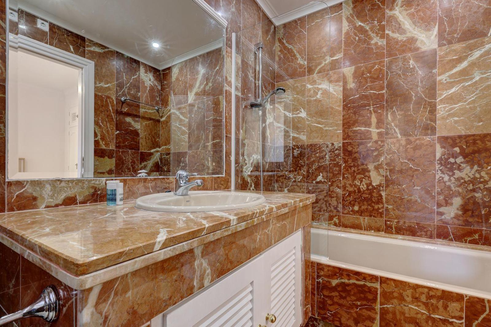 Large Ground Floor Apartment With Private Garden And Beach Access Estepona Exterior foto