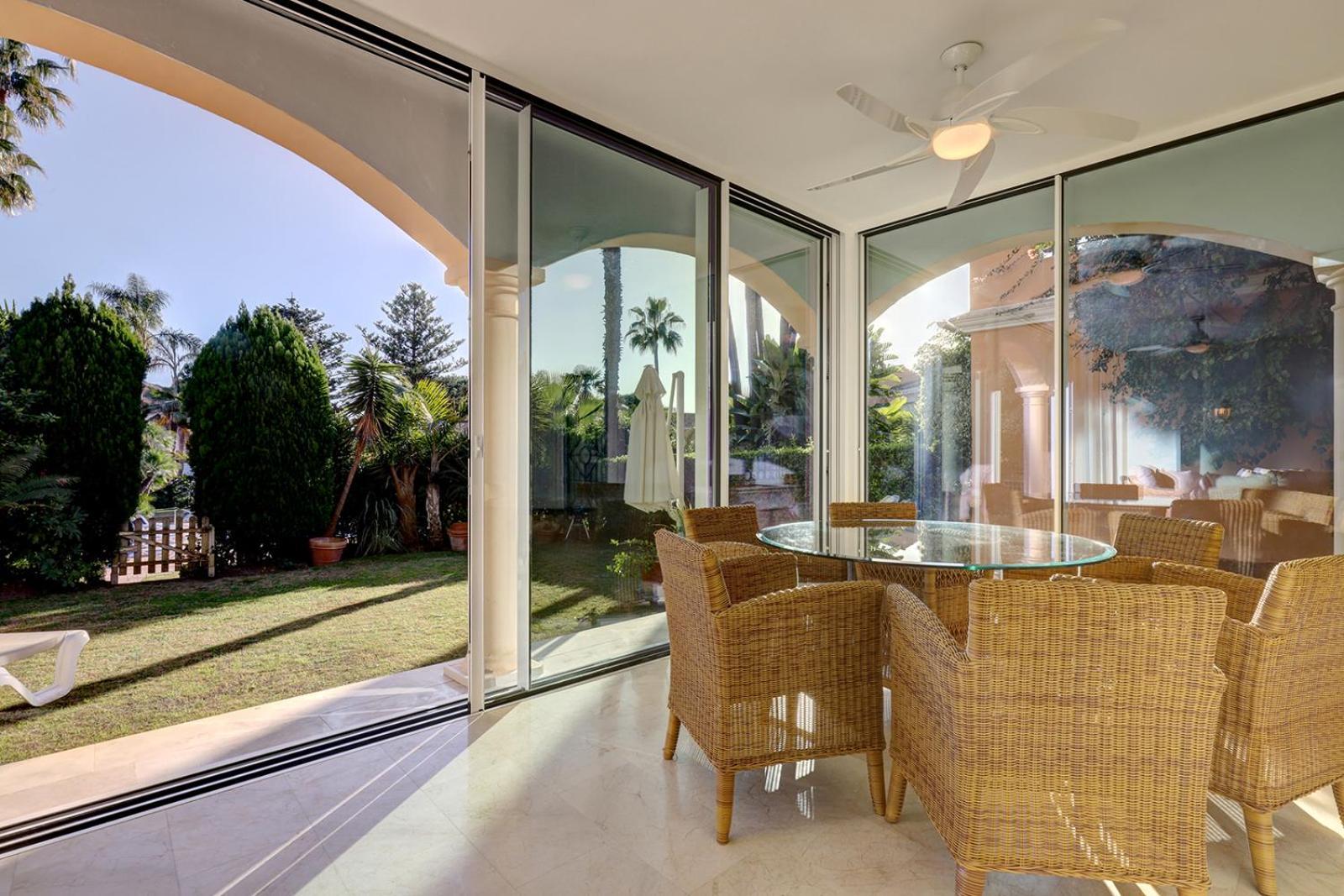 Large Ground Floor Apartment With Private Garden And Beach Access Estepona Exterior foto