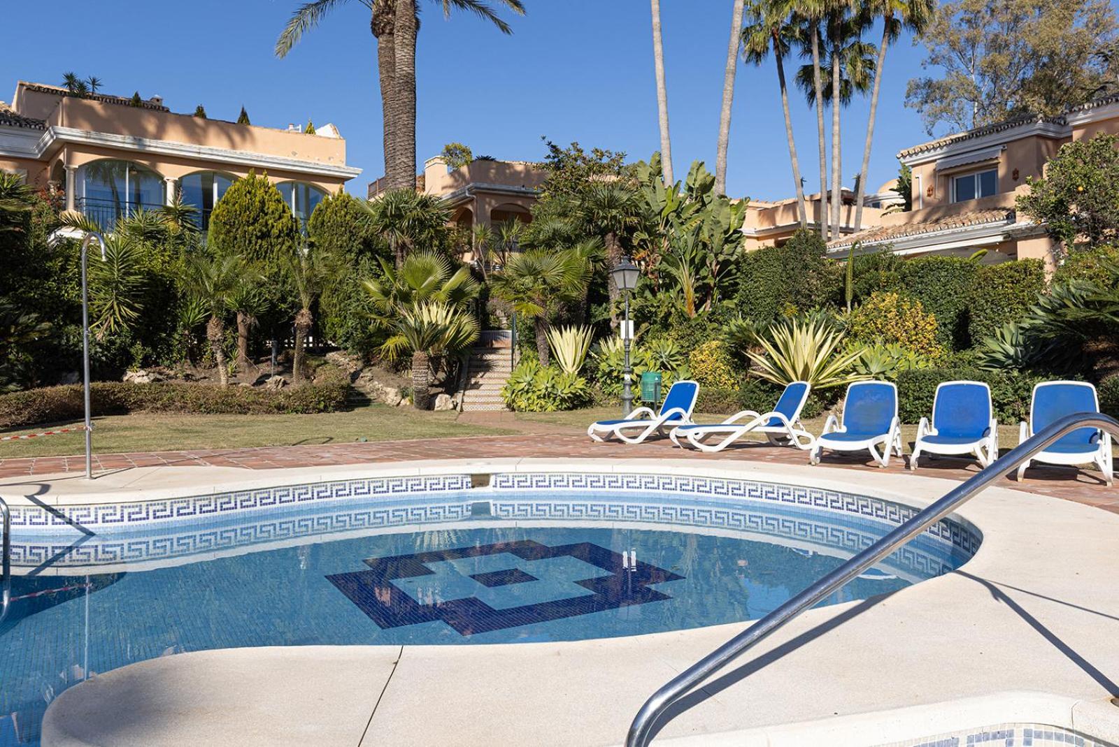 Large Ground Floor Apartment With Private Garden And Beach Access Estepona Exterior foto