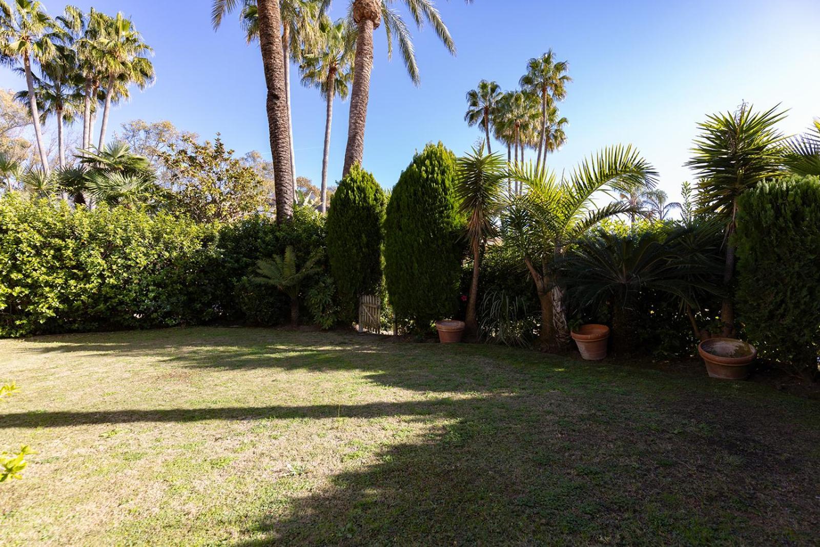 Large Ground Floor Apartment With Private Garden And Beach Access Estepona Exterior foto