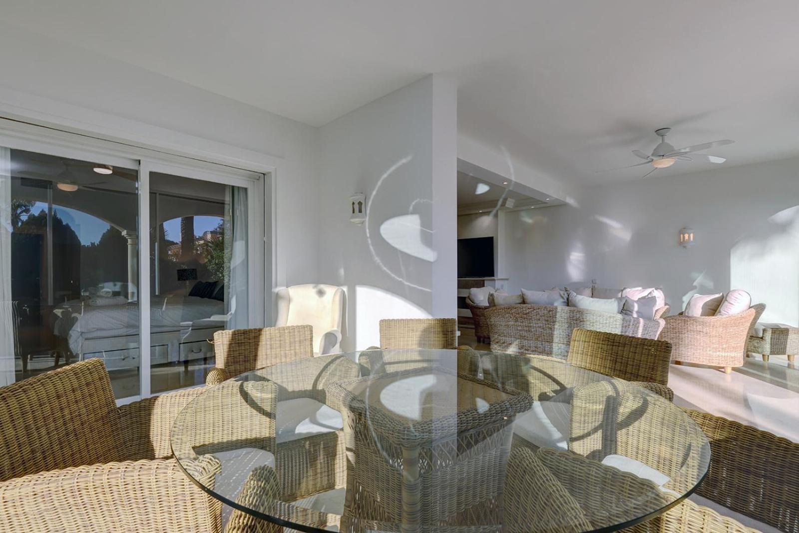 Large Ground Floor Apartment With Private Garden And Beach Access Estepona Exterior foto