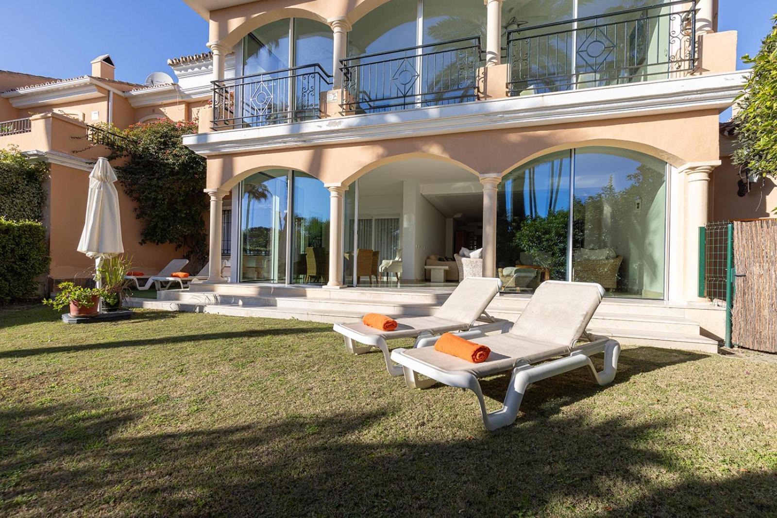 Large Ground Floor Apartment With Private Garden And Beach Access Estepona Exterior foto