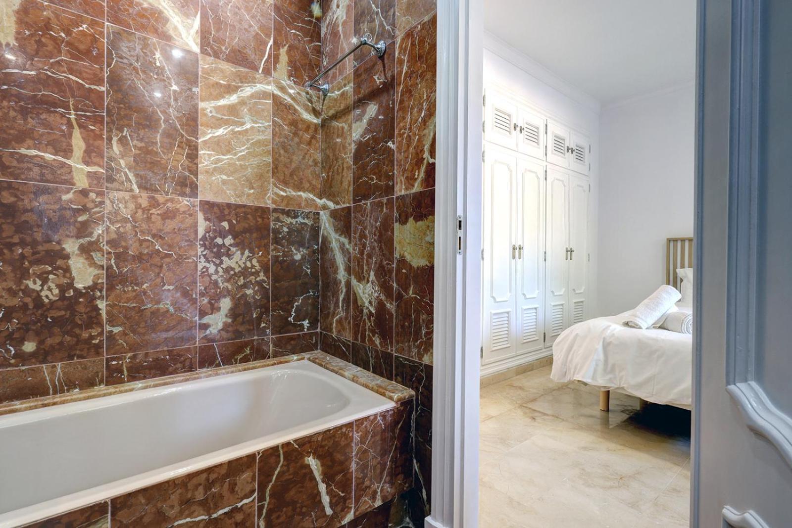 Large Ground Floor Apartment With Private Garden And Beach Access Estepona Exterior foto
