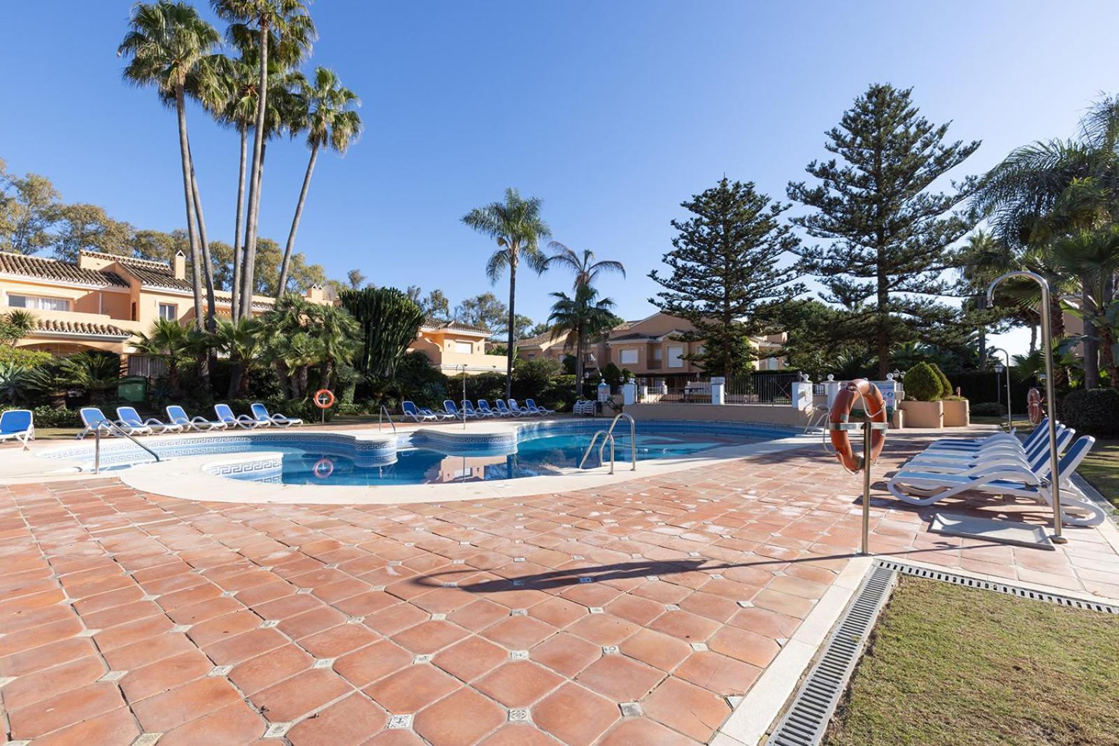 Large Ground Floor Apartment With Private Garden And Beach Access Estepona Exterior foto
