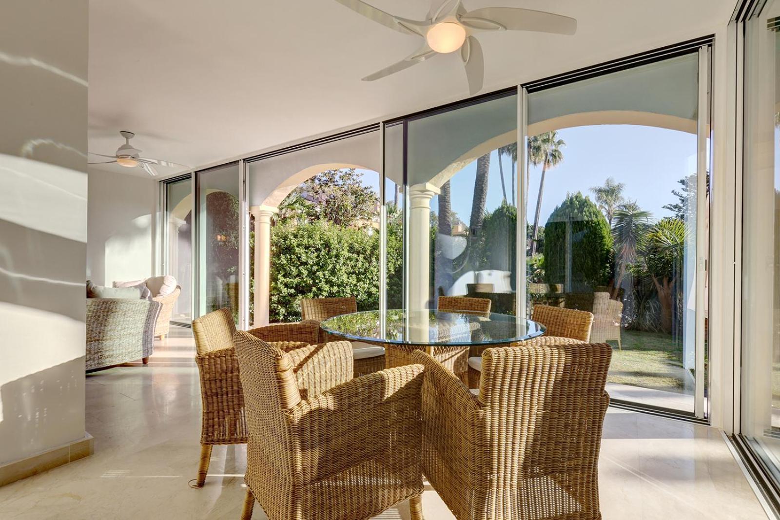 Large Ground Floor Apartment With Private Garden And Beach Access Estepona Exterior foto