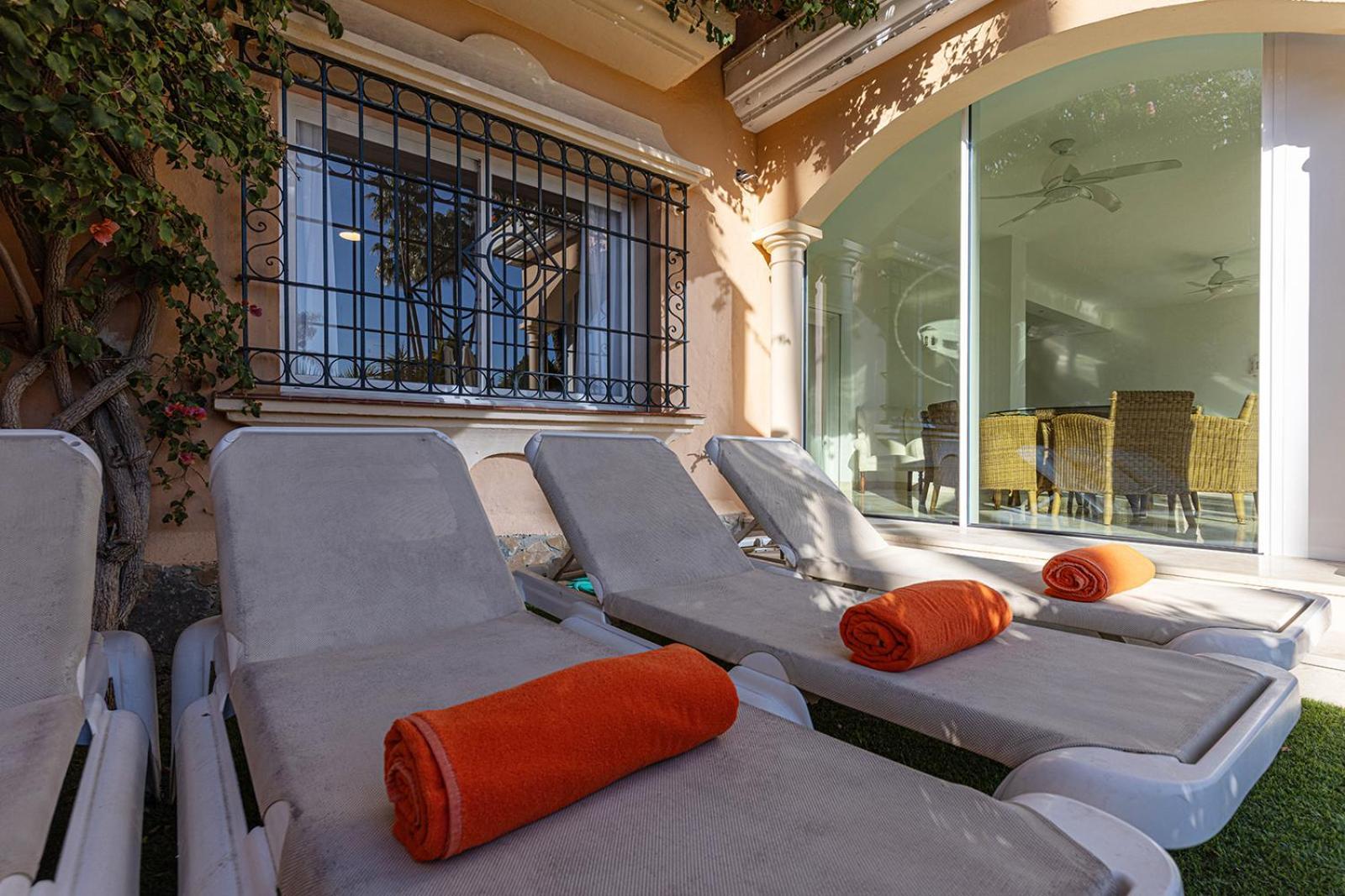 Large Ground Floor Apartment With Private Garden And Beach Access Estepona Exterior foto