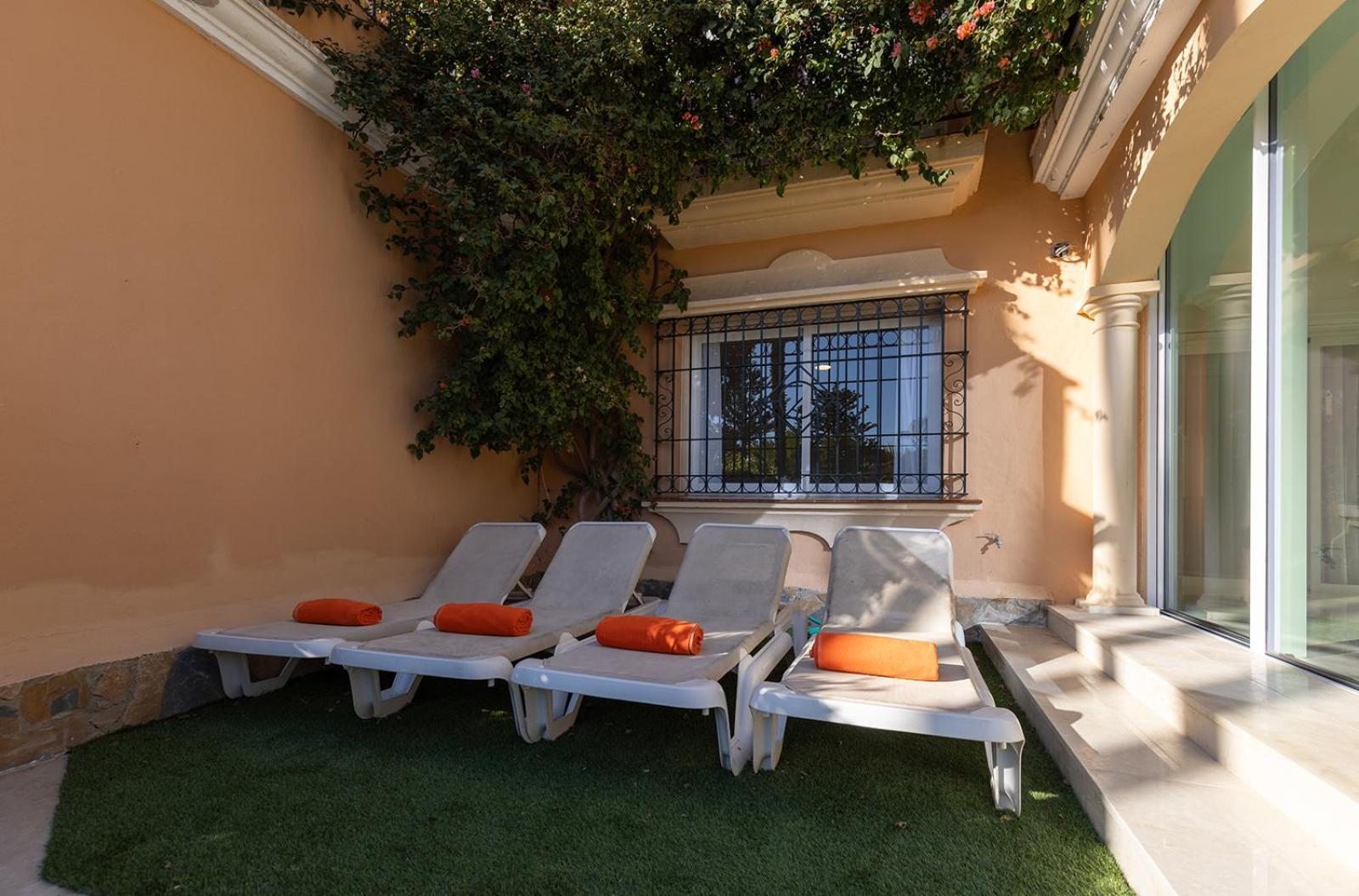 Large Ground Floor Apartment With Private Garden And Beach Access Estepona Exterior foto