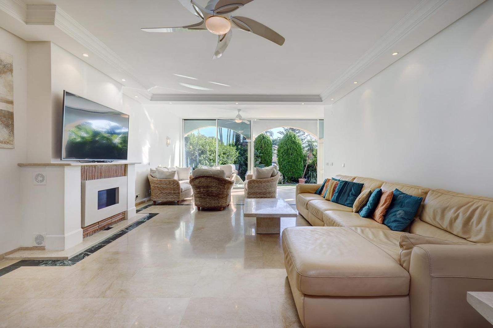 Large Ground Floor Apartment With Private Garden And Beach Access Estepona Exterior foto