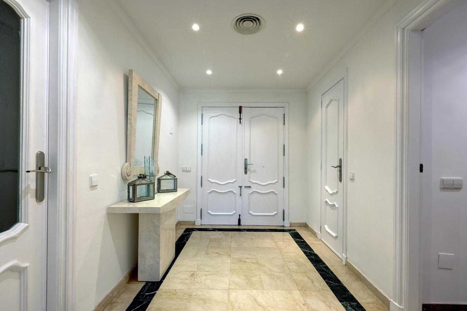 Large Ground Floor Apartment With Private Garden And Beach Access Estepona Exterior foto