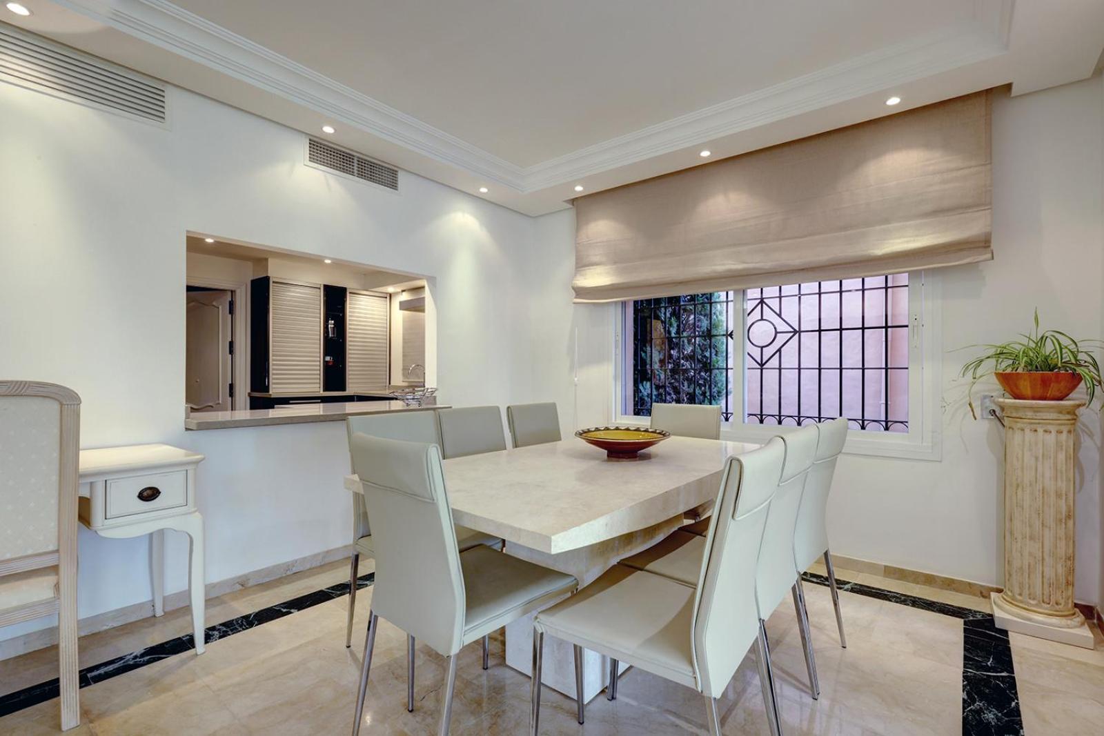Large Ground Floor Apartment With Private Garden And Beach Access Estepona Exterior foto