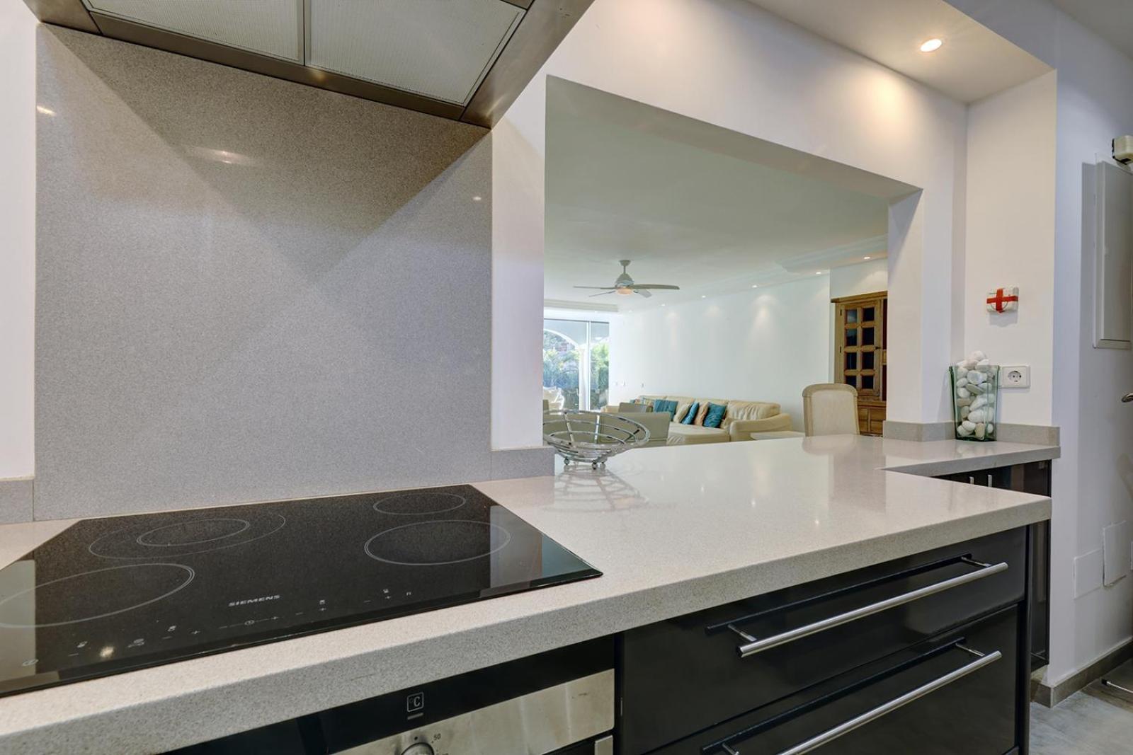 Large Ground Floor Apartment With Private Garden And Beach Access Estepona Exterior foto