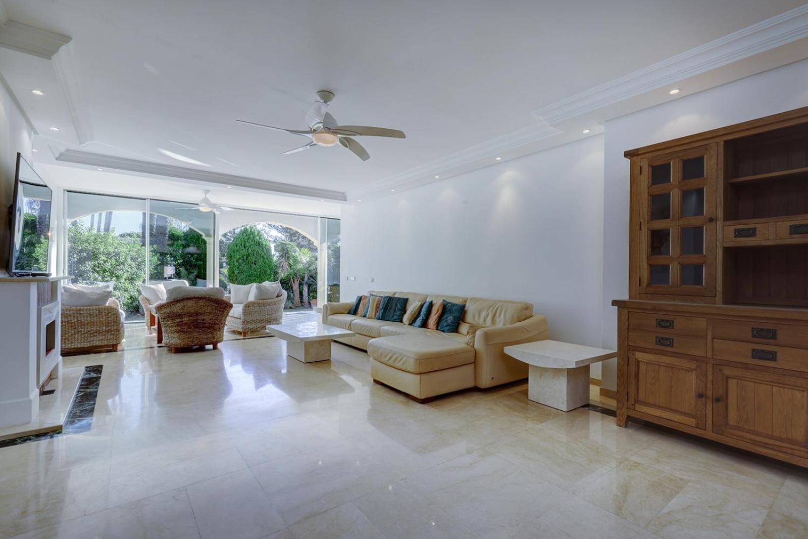 Large Ground Floor Apartment With Private Garden And Beach Access Estepona Exterior foto