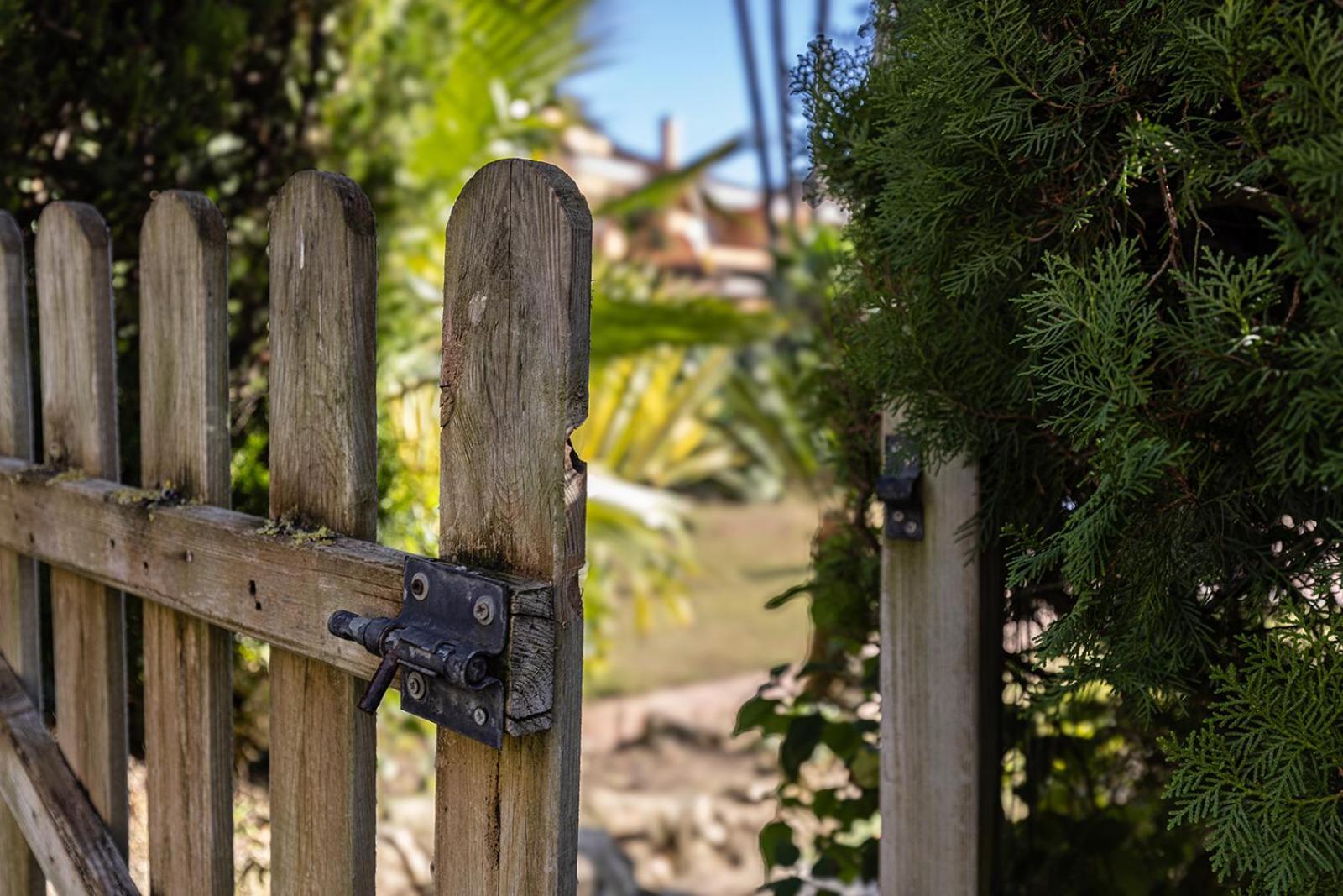 Large Ground Floor Apartment With Private Garden And Beach Access Estepona Exterior foto