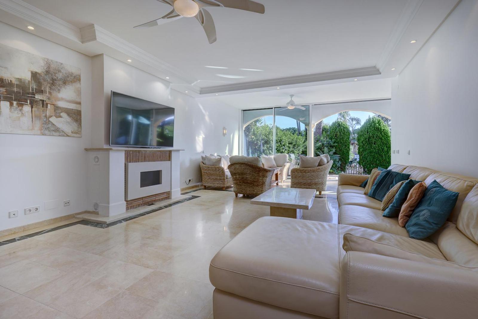 Large Ground Floor Apartment With Private Garden And Beach Access Estepona Exterior foto