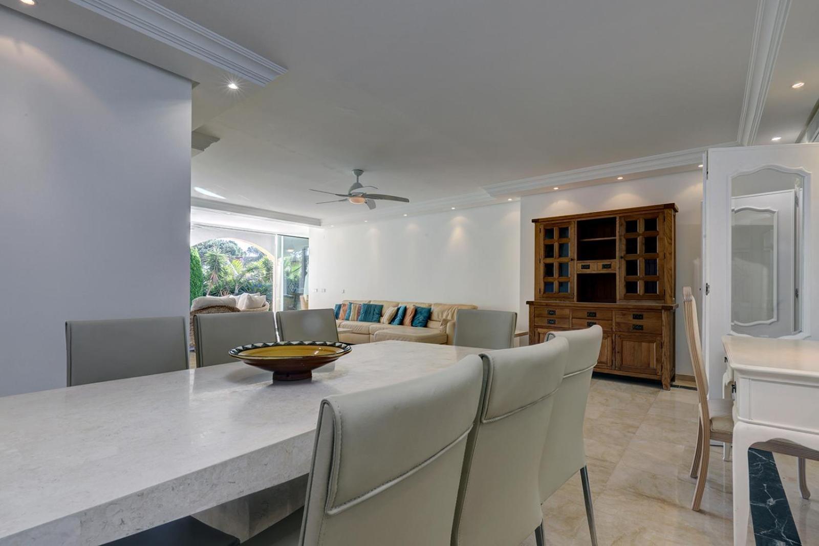Large Ground Floor Apartment With Private Garden And Beach Access Estepona Exterior foto