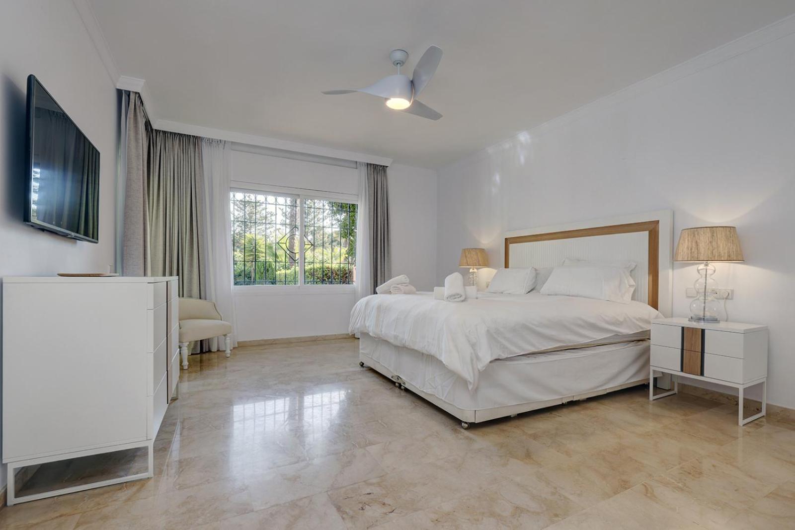 Large Ground Floor Apartment With Private Garden And Beach Access Estepona Exterior foto