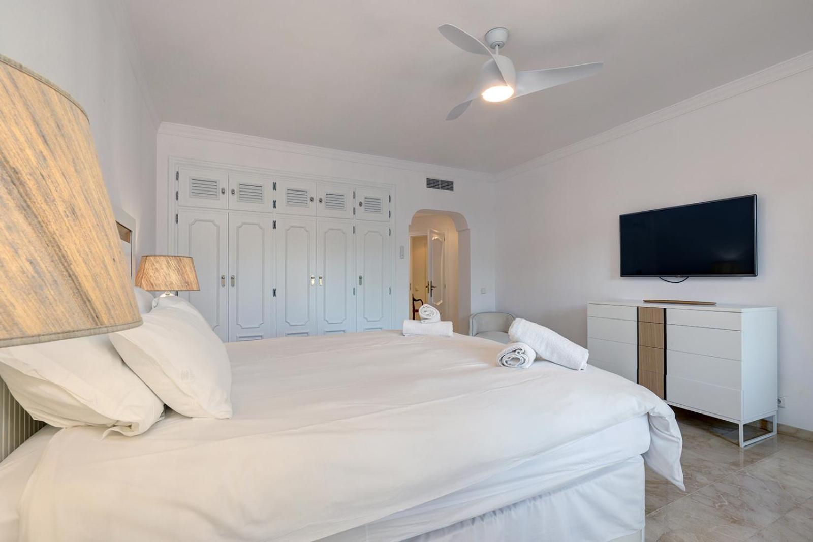 Large Ground Floor Apartment With Private Garden And Beach Access Estepona Exterior foto