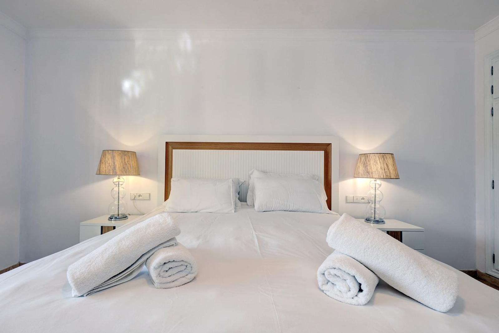 Large Ground Floor Apartment With Private Garden And Beach Access Estepona Exterior foto