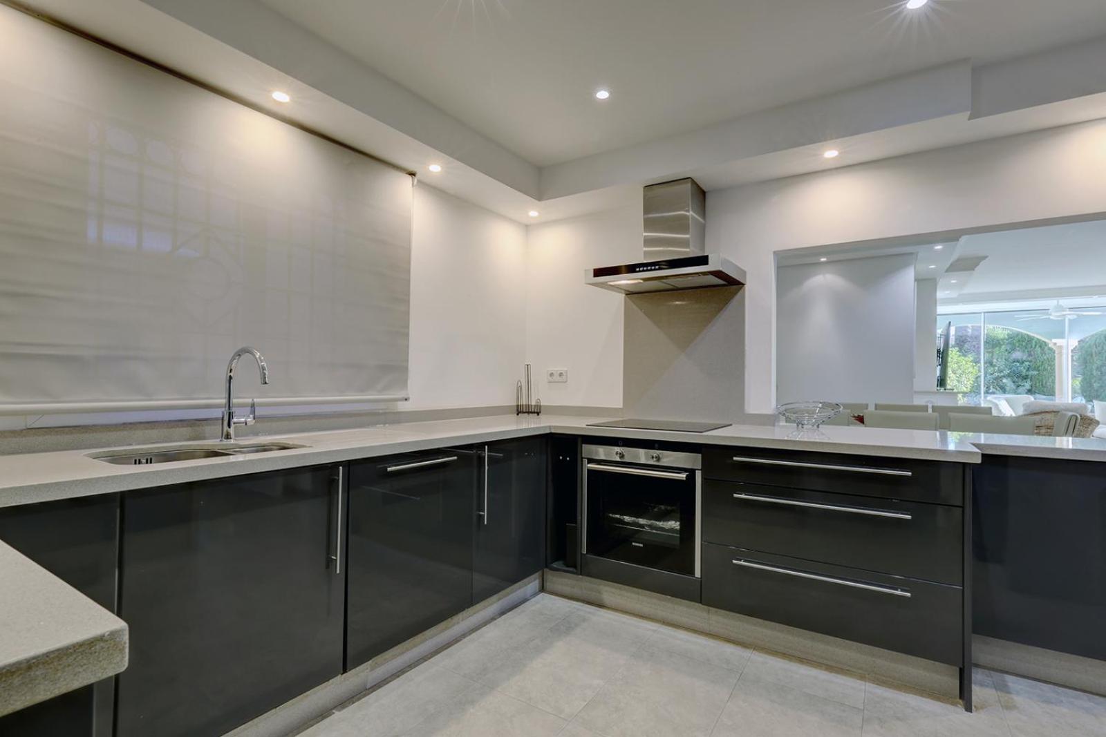 Large Ground Floor Apartment With Private Garden And Beach Access Estepona Exterior foto