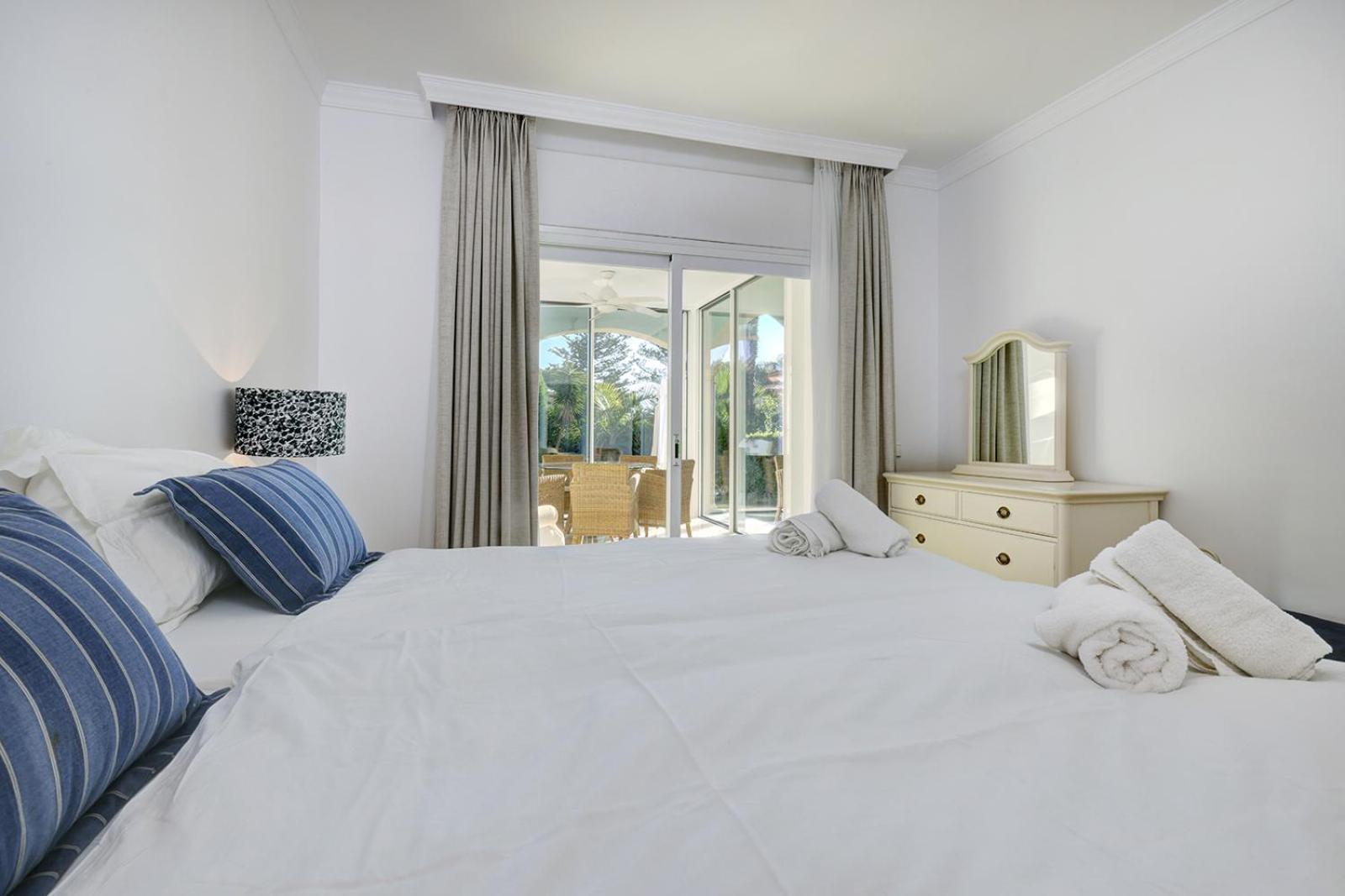Large Ground Floor Apartment With Private Garden And Beach Access Estepona Exterior foto